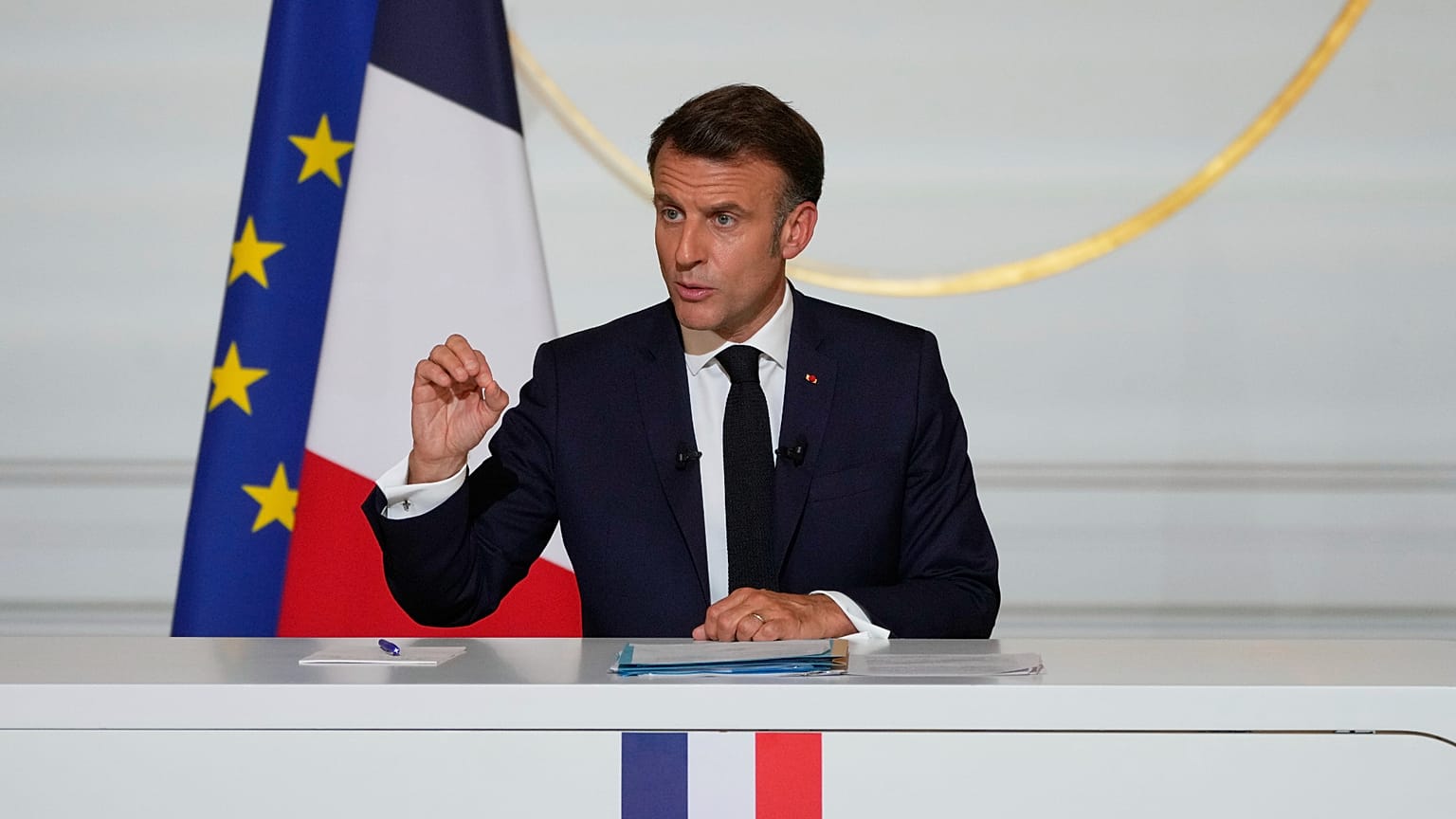 Emmanuel Macron francia elnök sajtótájékoztatón a párizsi Elysée-palotában 2025. június 13-án