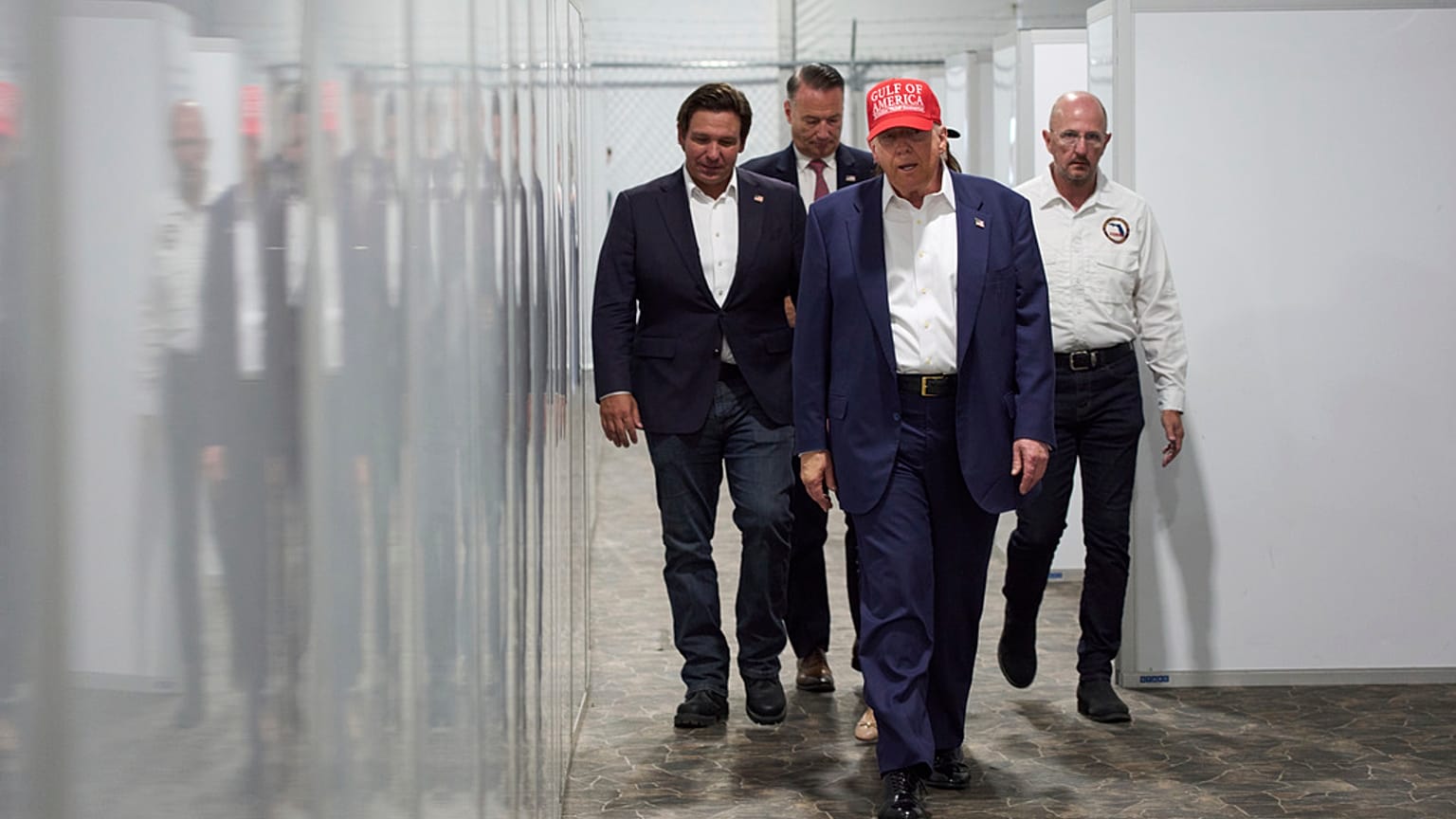 Donald Trump en un centro de detención de inmigrantes.