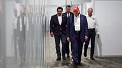 Donald Trump en un centro de detención de inmigrantes.