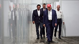 Donald Trump en un centro de detención de inmigrantes.