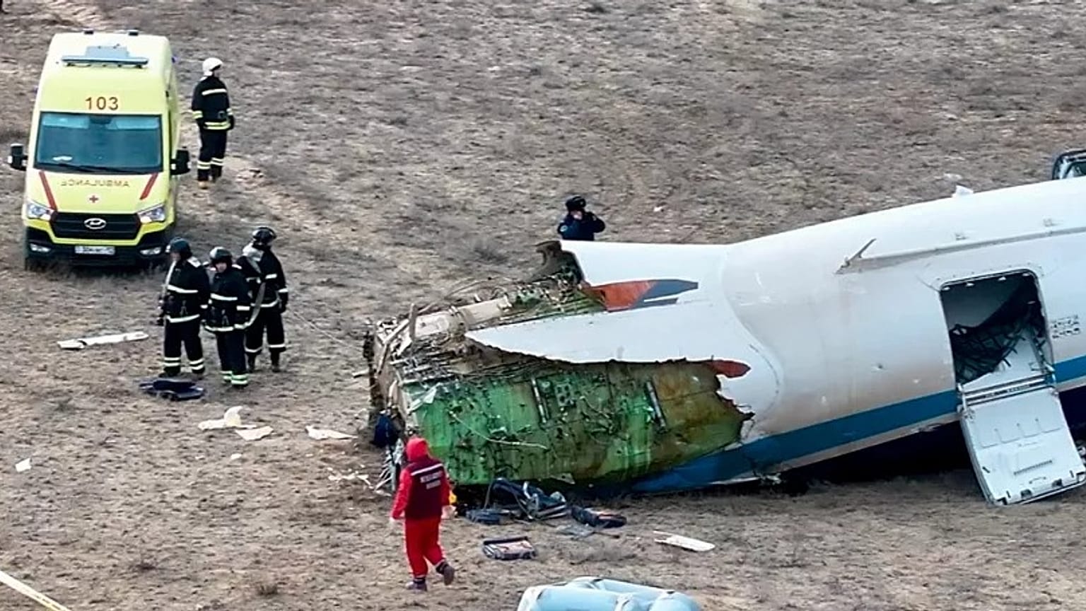 ARCHIVO: Los restos del avión Embraer 190 de Azerbaijan Airlines yacen en el suelo cerca del aeropuerto de Aktau, Kazajistán, 25 de diciembre de 2024.