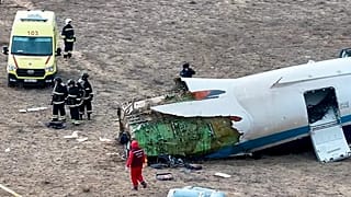 ARCHIVO: Los restos del avión Embraer 190 de Azerbaijan Airlines yacen en el suelo cerca del aeropuerto de Aktau, Kazajistán, 25 de diciembre de 2024.