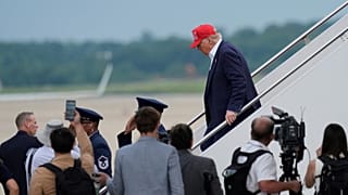 Il presidente Donald Trump arriva sull'Air Force One alla Joint Base Andrews, martedì 1 luglio 2025, dopo aver visitato un centro di detenzione per migranti a Ochopee, in Florida.