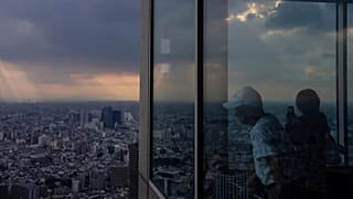 Unos visitantes observan el distrito de Shinjuku, en el centro de Tokio, desde el observatorio del Gobierno Metropolitano capitalino, el viernes 27 de junio de 2025.