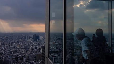 Unos visitantes observan el distrito de Shinjuku, en el centro de Tokio, desde el observatorio del Gobierno Metropolitano capitalino, el viernes 27 de junio de 2025.