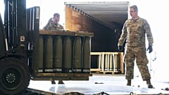 Archív fotó: Ukrajnának szánt 155 mm-es lövedékek a doveri légibázison