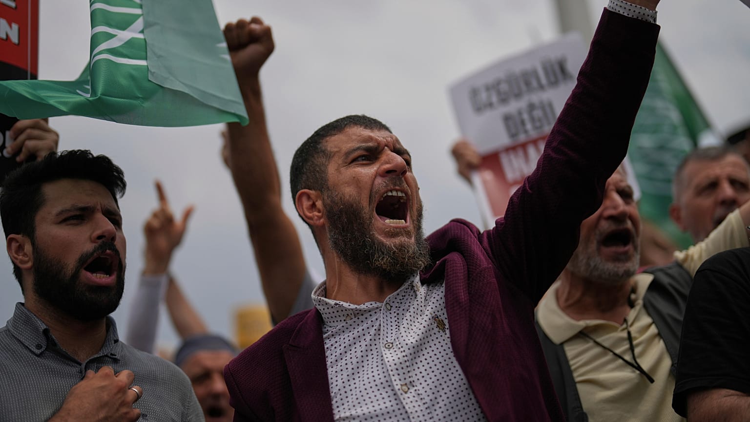 Des personnes scandent des slogans lors d'une manifestation contre le magazine satirique LeMan après la publication d'une caricature prétendument représentant le prophète Mahomet, à Istanbul, Turquie, le 1er juillet 2025
