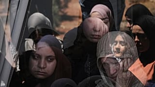 فلسطينيون يشاركون في جنازة مرشد نواف حمايل، الذي قُتل عندما اقتحم مستوطنون قرية كفر مالك في الضفة الغربية، الخميس 26 يونيو 2025.  