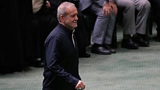 الرئيس الإيراني مسعود بزشكيان يتجه نحو المنصة لإلقاء كلمة خلال حفل تأبين في البرلمان بطهران، إيران، الأربعاء 21 مايو/أيار 2025. 