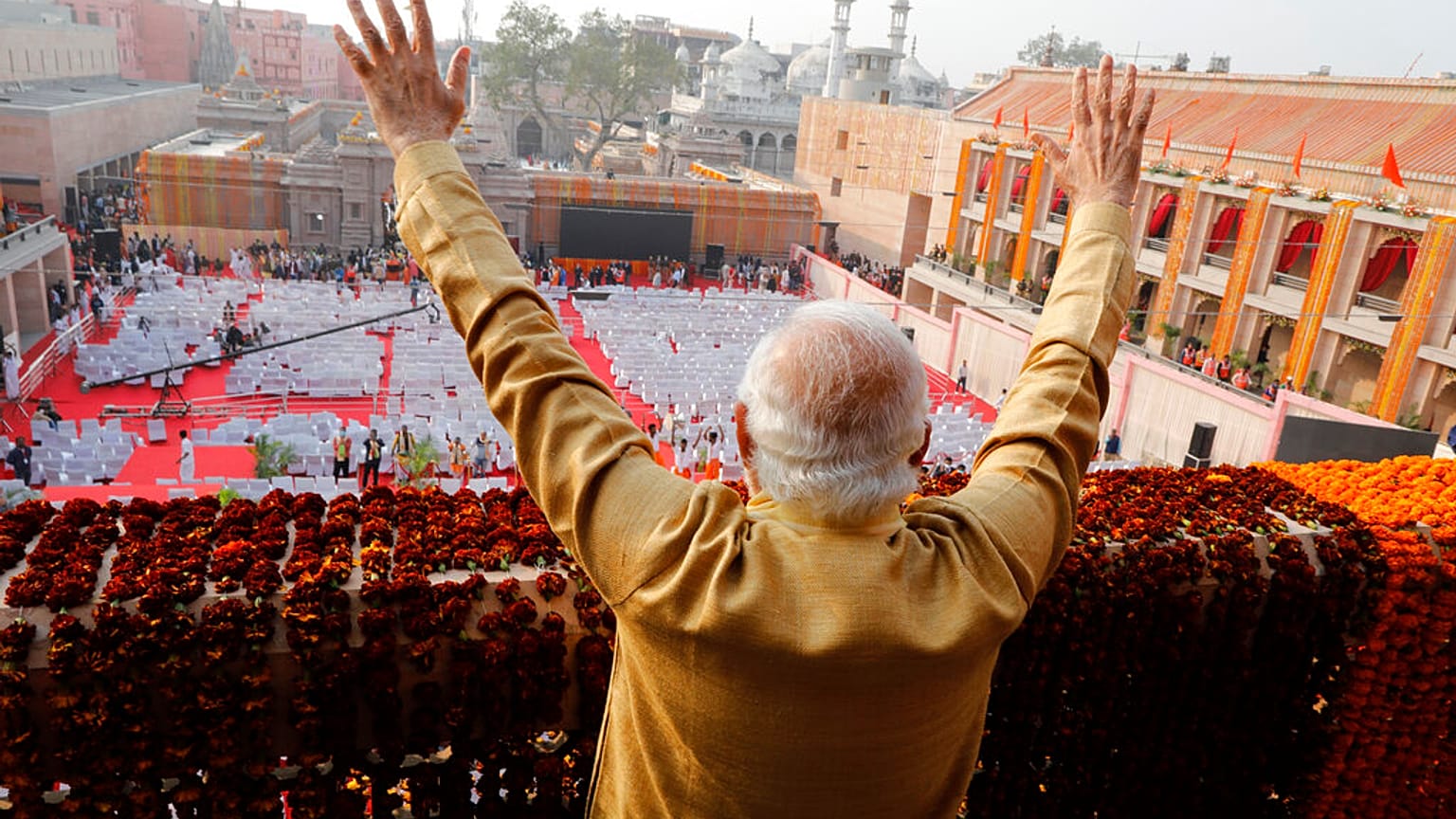 Hindistan Başbakanı Narendra Modi, Kashi Vishwanath Dham Koridorunun açılışı sırasında el sallıyor,