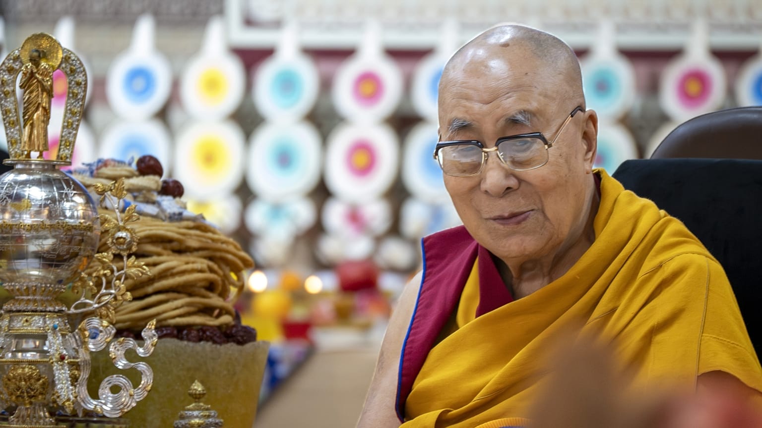 Tibet spirituális vezetője a 90. születésnapját ünneplő rendezvényen az indiai Dharamshalában