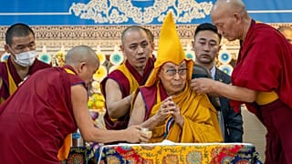 DOSYA: Hindistan'ın Dharamshala kentindeki Tsuglakhang tapınağında 90. doğum günü kutlamalarına başkanlık eden Dalai Lama'ya rahipler yardım ediyor, 30 Haziran 2025
