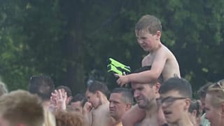 La ciudad de Soest se refresca con una pelea de pistolas de agua en medio de la ola de calor europea