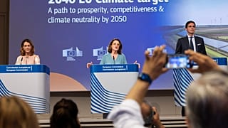 Teresa Ribera e Wopke Hoekstra numa conferência de imprensa sobre a proposta de um objetivo climático da UE para 2040.
