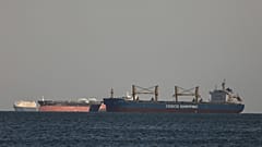 Panama bandıralı Ever Givena adlı kargo gemisi Süveyş Kanalı'nda sıkışarak hayati önem taşıyan su yolundaki trafiği engellerken, kargo gemileri Süveyş Körfezi'nde boşta görülüyor, 26 Mart 2021