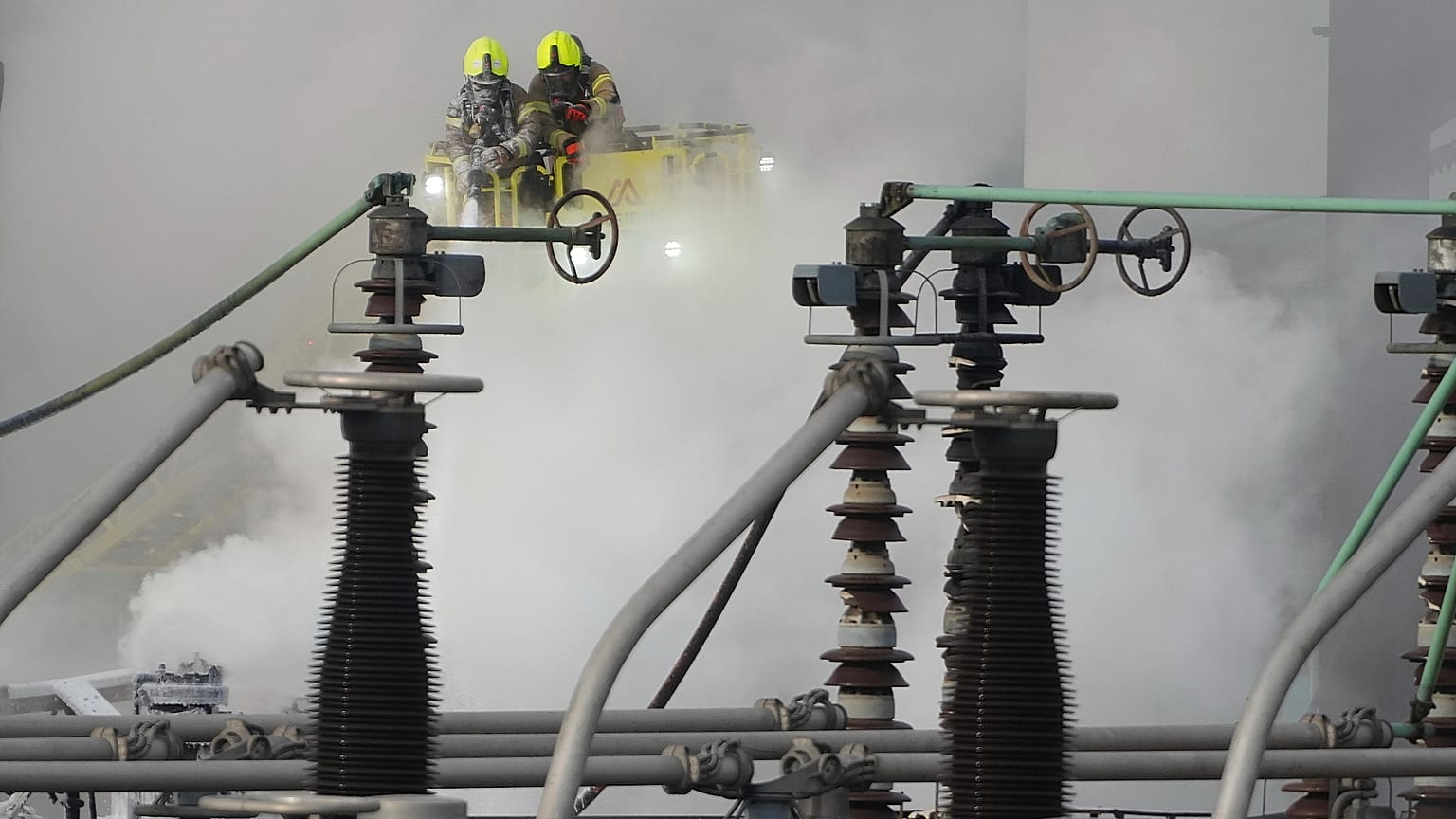 Strażacy gaszą pożar podstacji elektrycznej North Hyde, który doprowadził do zamknięcia lotniska Heathrow, 21 marca 2025 r.