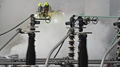I vigili del fuoco spengono un incendio alla sottostazione elettrica di North Hyde che ha portato alla chiusura dell'aeroporto di Heathrow, 21 marzo 2025