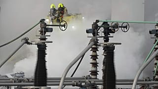 I vigili del fuoco spengono un incendio alla sottostazione elettrica di North Hyde che ha portato alla chiusura dell'aeroporto di Heathrow, 21 marzo 2025