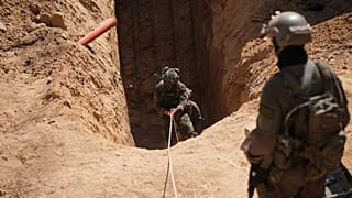 جنود إسرائيليون يدخلون نفقًا أسفل المستشفى الأوروبي في خان يونس، جنوب غزة، الأحد 8 يونيو/حزيران 2025. 