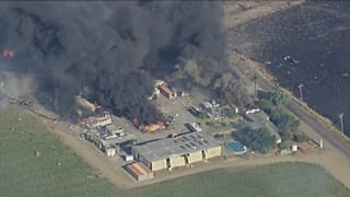Des fumées et des flammes s'élèvent d'un entrepôt de feux d'artifice près d'Esparto, en Californie, mardi 1er juillet 2025
