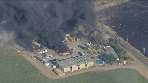 Des fumées et des flammes s'élèvent d'un entrepôt de feux d'artifice près d'Esparto, en Californie, mardi 1er juillet 2025