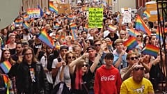 Felvonulók az első pécsi Pride-on 2021. szeptember 18-án