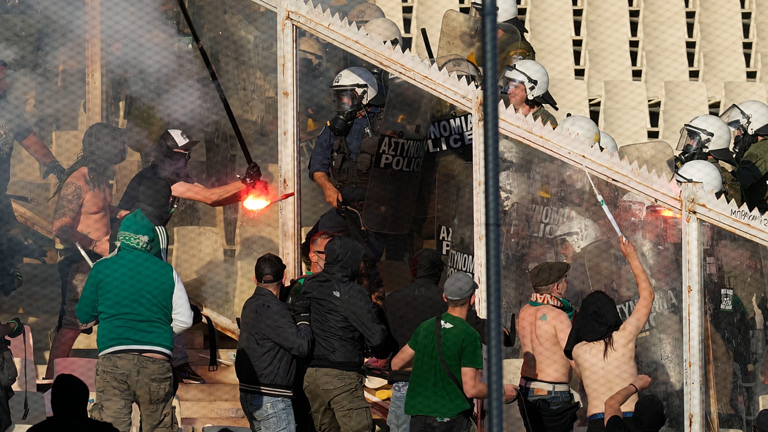 Adeptos do Panathinaikos entram em confronto com a polícia antes do jogo da final da Taça da Grécia entre o Panathinaikos e o PAOK, 21 de maio 2022