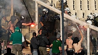 Adeptos do Panathinaikos entram em confronto com a polícia antes do jogo da final da Taça da Grécia entre o Panathinaikos e o PAOK, 21 de maio 2022