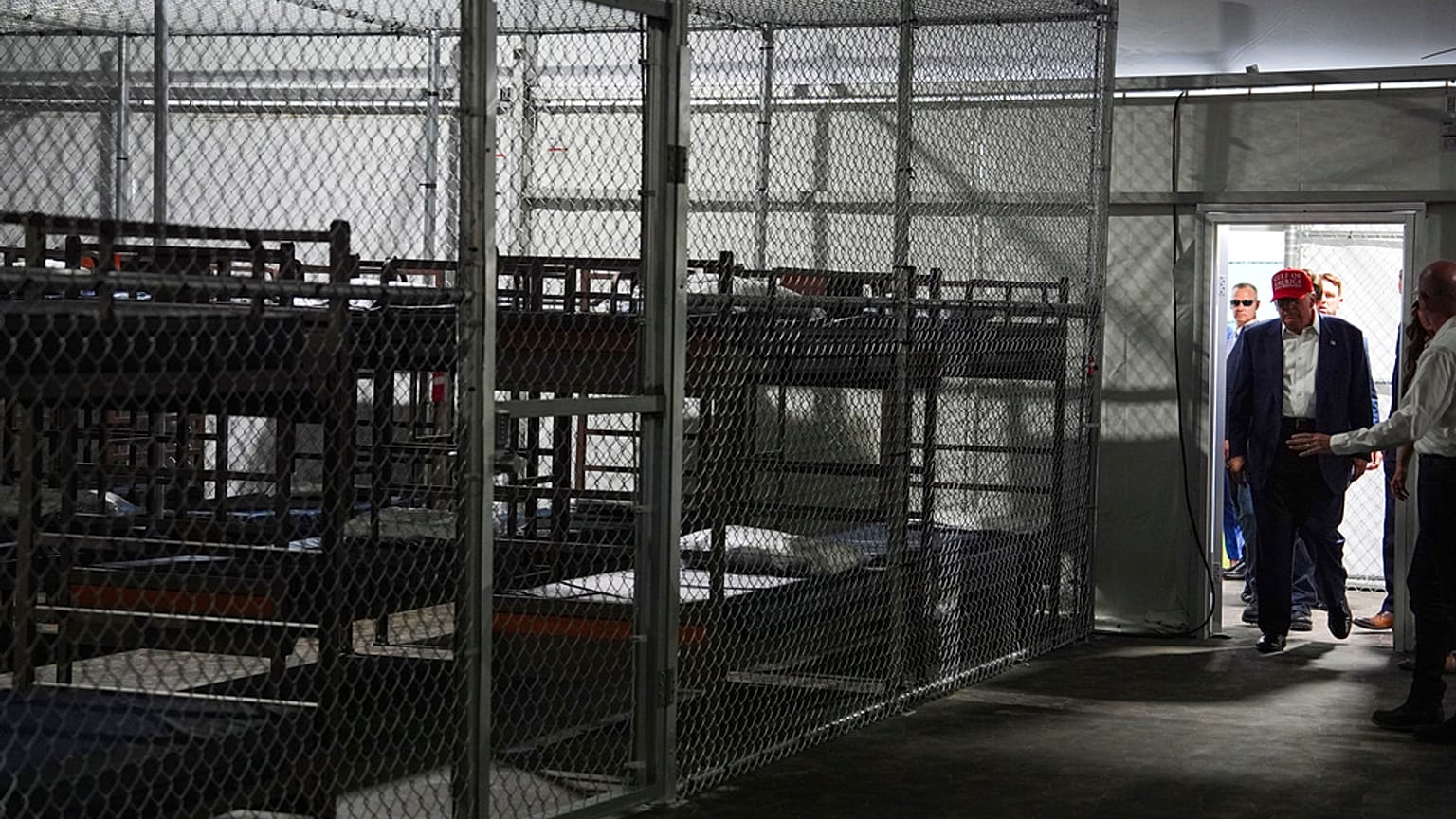El presidente Donald Trump recorre "Alligator Alcatraz", un nuevo centro de detención de migrantes indocumentados, el martes 1 de julio de 2025, en Ochopee, Florida. 