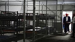 O Presidente Donald Trump visita o "Alligator Alcatraz", um novo centro de detenção de migrantes nas instalações de treino e transição de Dade-Collier, terça-feira, 1 de julho de 2025, em Ochopee, na Flórida. 