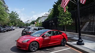 Un Tesla rojo aparcado en West Executive Drive, en el campus de la Casa Blanca, el lunes 9 de junio de 2025, en Washington.