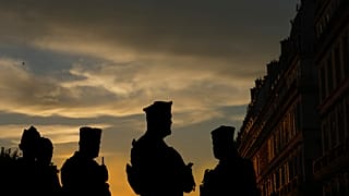 يقف ضباط الشرطة الفرنسية حراسًا خارج حديقة التويلري أثناء إطفاء المرجل في اليوم الأخير من دورة الألعاب الأولمبية الصيفية 2024