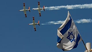 طائرات سلاح الجو الإسرائيلي تؤدي عرضًا جويًا، في تل أبيب، 6 أيار/مايو 2008