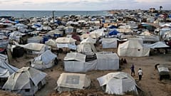 Palästinenser, die durch die israelische Luft- und Bodenoffensive im Gazastreifen vertrieben wurden, stehen in einem Bereich eines provisorischen Zeltlagers in Khan Younis, Gazastreifen, am Mittwoch, dem 2. Juli 2025.