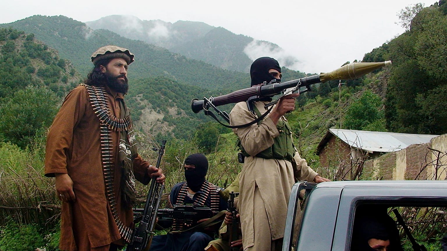 Patrouille de talibans pakistanais dans leur bastion de Shawal, dans la région tribale du Waziristan du Sud, le 5 août 2012.