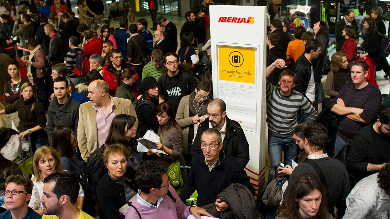 Esta imagem de arquivo mostra o caos no aeroporto de Madrid Barajas em 2010.