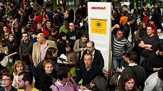 Esta imagem de arquivo mostra o caos no aeroporto de Madrid Barajas em 2010.