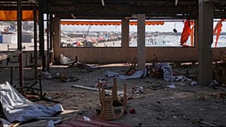 مقهى تضرر في غارة إسرائيلية أودت بحياة أكثر من 30 شخصًا قرب ميناء غزة، الإثنين 30 حزيران/ يونيو 2025.