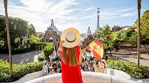 Nő utazik Barcelonában, Spanyolországban 