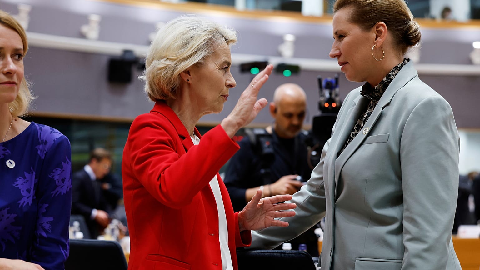 Premier Danii Mette Frederikse rozmawia w Brukseli z przewodniczącą Komisji Europejskiej Ursulą von der Leyen. 