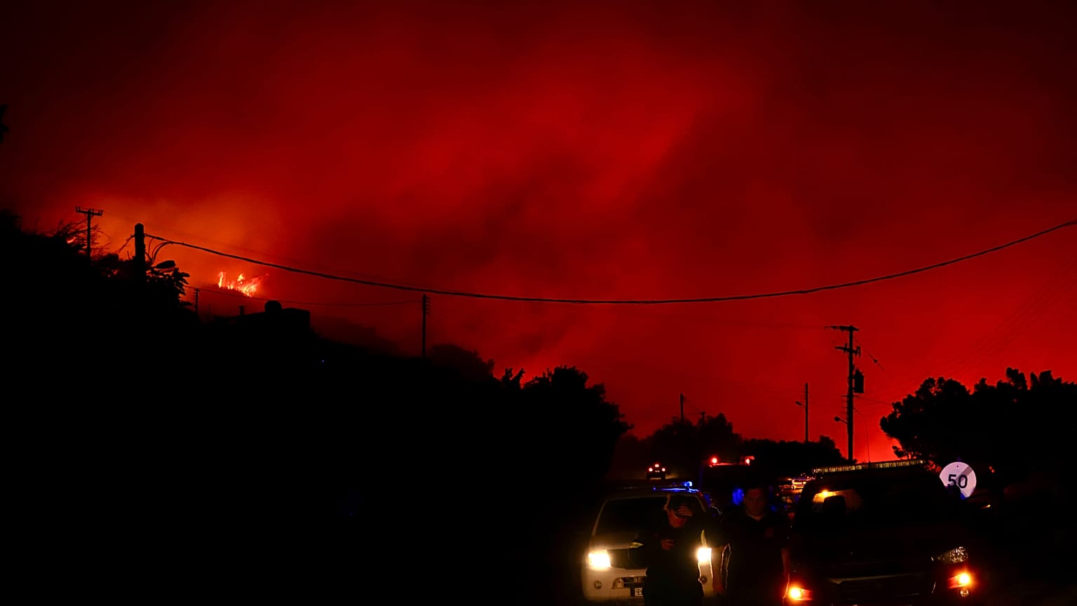 Os bombeiros participam na extinção do incêndio em Ierapetra, Creta, terça-feira, 02 de julho de 2025