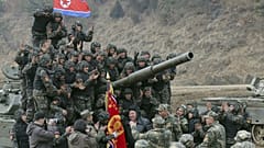Kim Dzsongun észak-koreai katonák körében egy tavalyi hadgyakorlaton