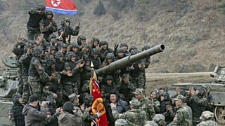 Kim Dzsongun észak-koreai katonák körében egy tavalyi hadgyakorlaton