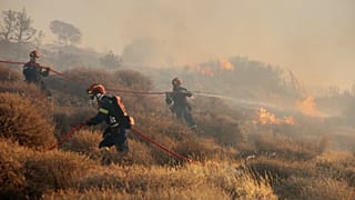 Des pompiers luttent contre un incendie près de la ville d'Ierápetra sur la côte sud de l'île de Crète, en Grèce, le jeudi 3 juillet 2025