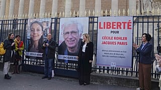 Les proches de Cécile Kohler et Jacques Paris aux côtés de la présidente de l'Assemblée nationale Yaël Braun-Pivet, à Paris, mardi 25 mars 2025.