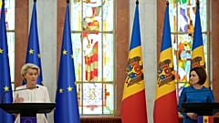 Die moldawische Präsidentin Maia Sandu, rechts, und die Präsidentin der Europäischen Kommission Ursula von der Leyen sprechen auf einer Medienkonferenz in Chisinau, Moldawien, vor dem Europäischen Politischen 