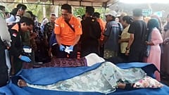 ضباط الشرطة يفحصون جثث ضحايا العبارة الغارقة للتعرف عليها ، في جيليمانوك ، في منتجع جزيرة بالي ، إندونيسيا ، الخميس ، 3 يوليو ، 2025. 