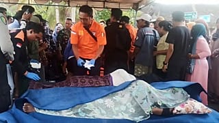 ضباط الشرطة يفحصون جثث ضحايا العبارة الغارقة للتعرف عليها ، في جيليمانوك ، في منتجع جزيرة بالي ، إندونيسيا ، الخميس ، 3 يوليو ، 2025. 