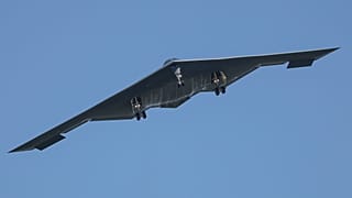 قاذفة من طراز B-2 تصل إلى قاعدة وايتمان الجوية في ولاية موهايو، الأحد 22 يونيو 2025