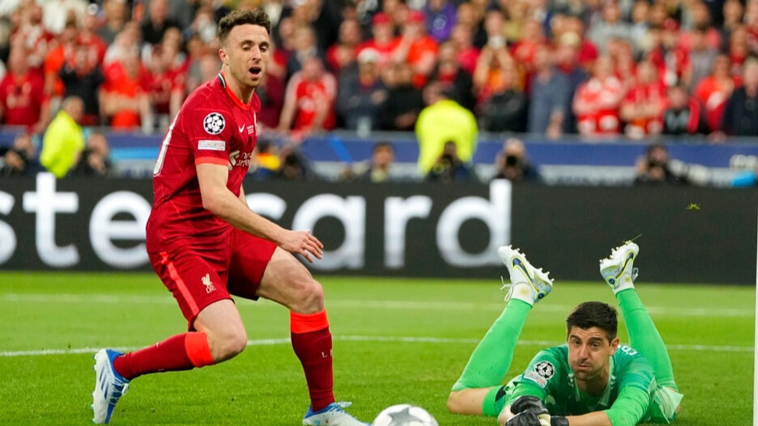 Diogo Jota (pirosban) a Liverpool FC mezében